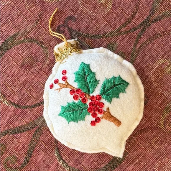 Vintage homemade embroidered holiday ornaments - Picture 8 of 16
